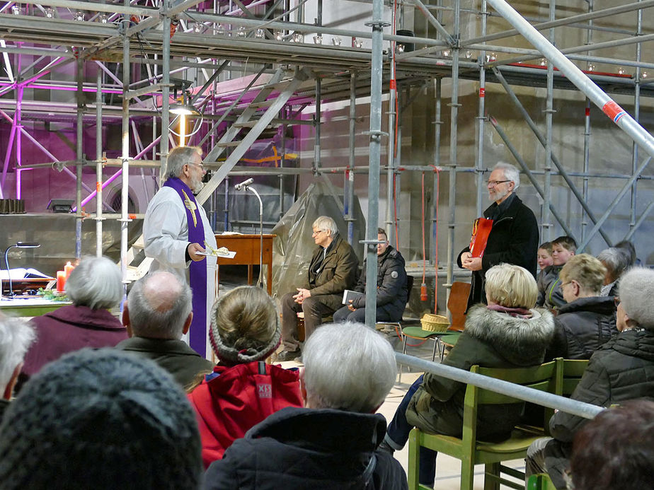 Heilige Messe auf der Baustelle zum 4. Advent (Foto: Karl-Franz Thiede)